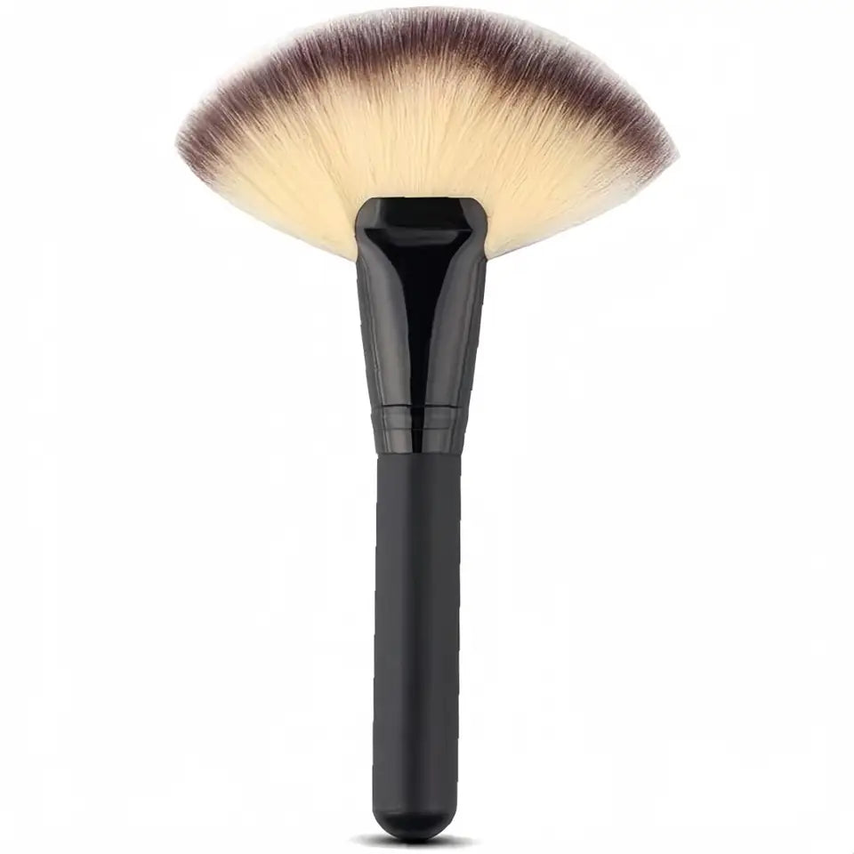 Soft Highlighter Fan Brush front view