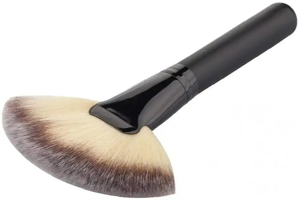 Soft Highlighter Fan Brush with model