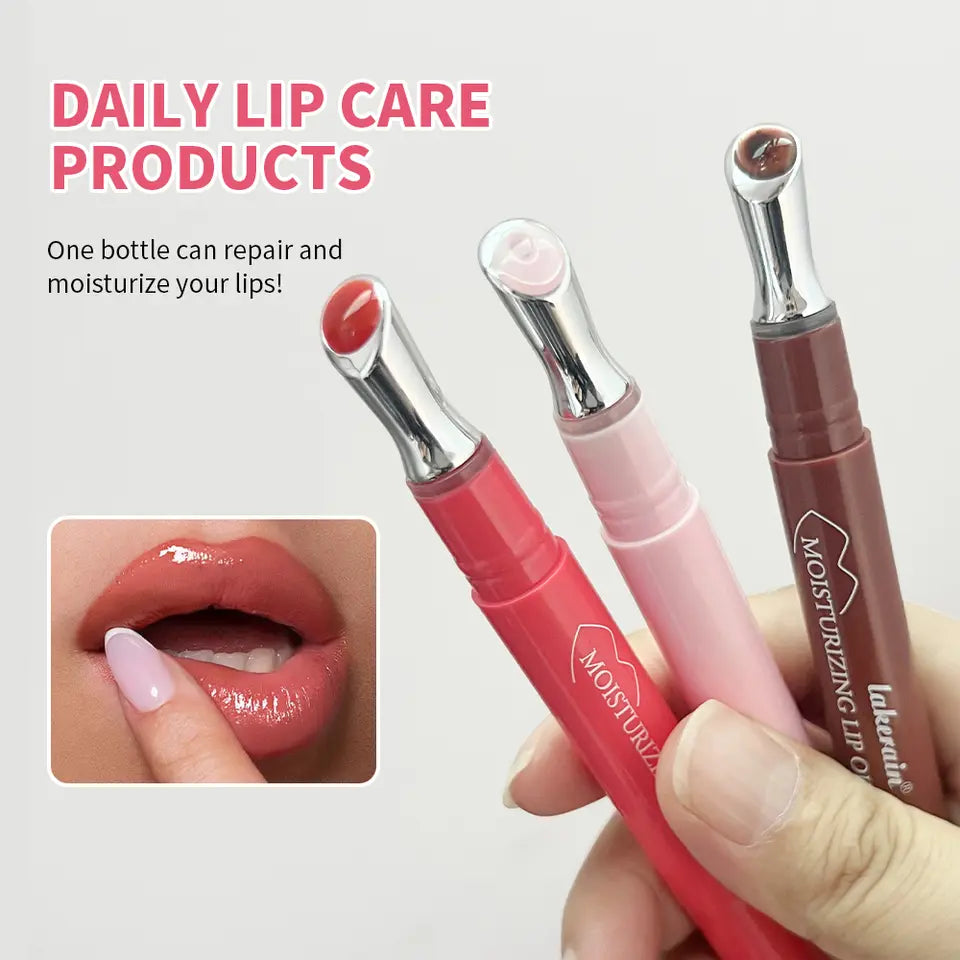 Moisturizing Plumping Lip Oil application on lips