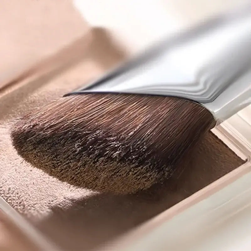 Precision Nose & Contour Shadow Brush close-up bristles